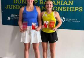 Sarina Schnyder (links)