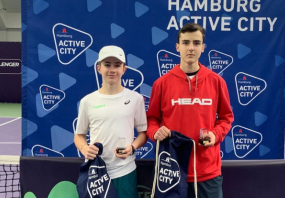 Flynn Thomas (links)