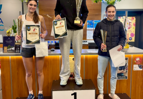 Iva Ivankovic (Mitte) und Kim Kriesi (rechts)