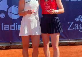 Céline Naef (rechts)